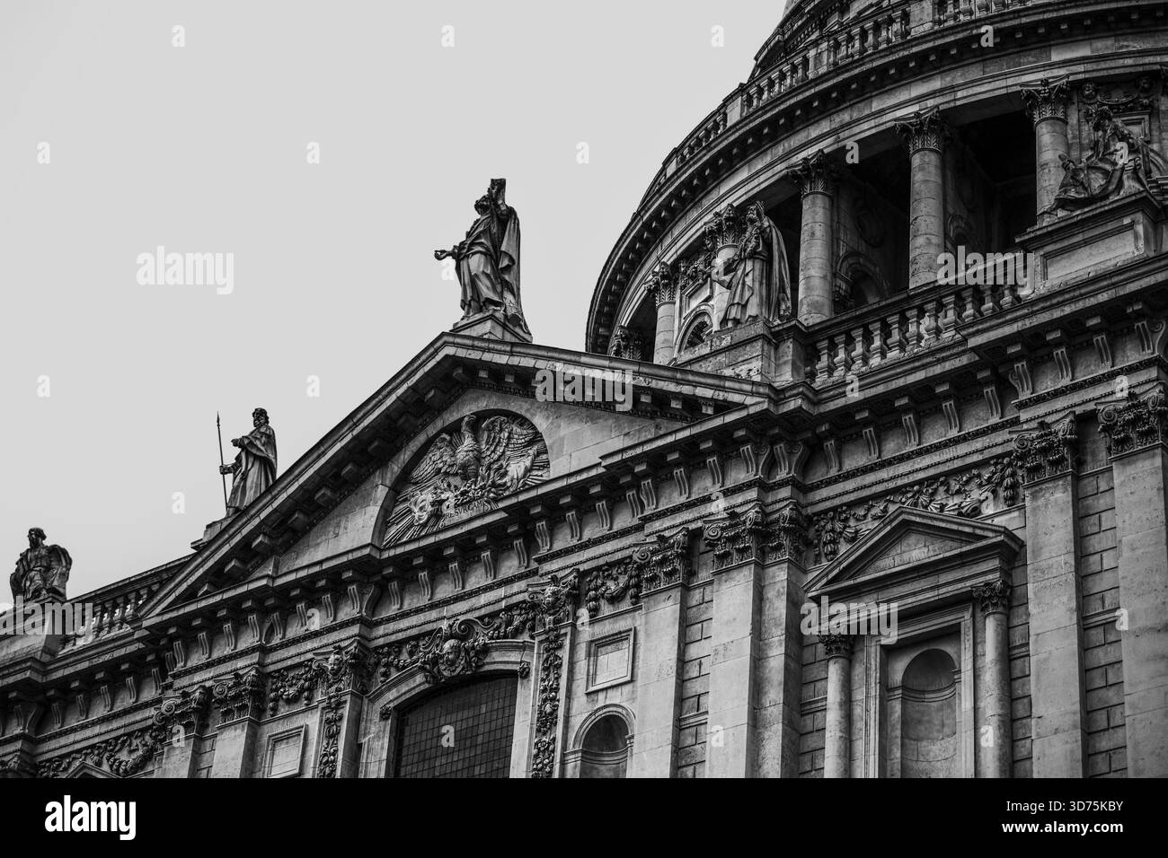 Londres, Royaume-Uni - 14 octobre 2022 - photographie éditoriale de voyage capturant les extérieurs extraordinaires de la cathédrale de Saint Paul, mettant en valeur i. Banque D'Images