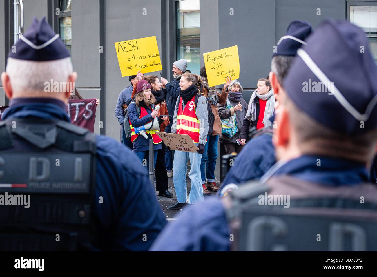 Manifestation des travailleurs de soutien de l’AESH pour les élèves handicapés devant l’école Jean Jaurès Banque D'Images