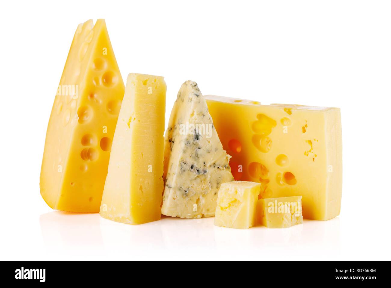 Fromages assortis sur fond blanc, composition gastronomique élégante Banque D'Images