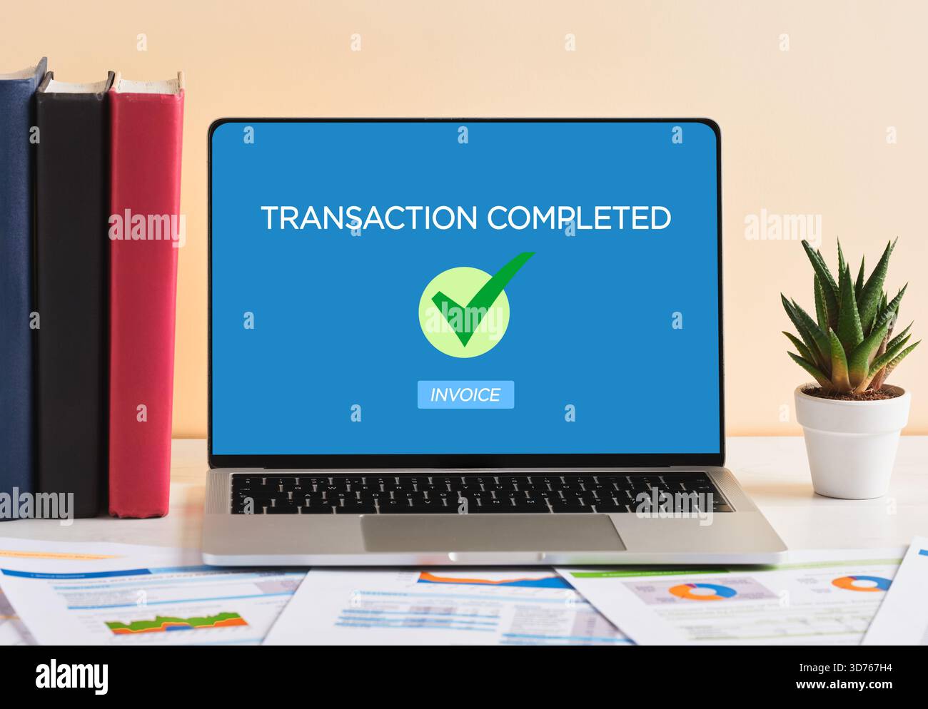 Ordinateur portable montrant le message de transaction terminée avec la coche et le bouton de facture sur l'écran, concept de paiement en ligne réussi Banque D'Images