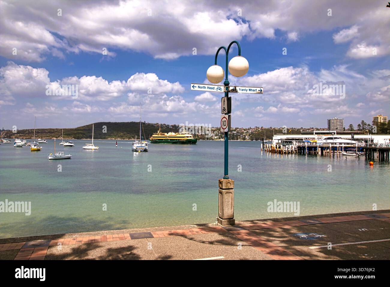 Le ferry Manly de Circular Quay Sydney Harbour arrivant à Manly Wharf. Banque D'Images