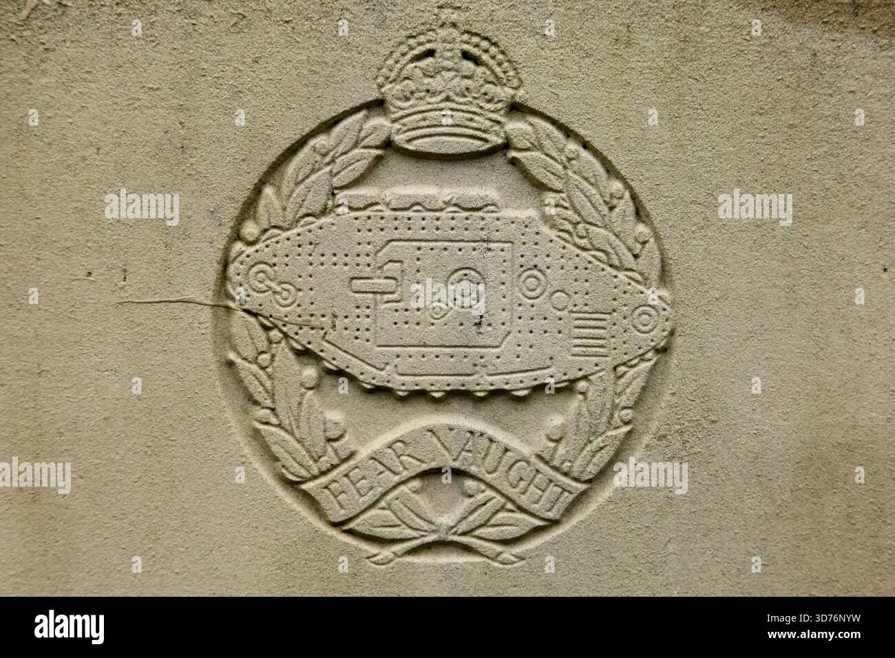 Écusson du Royal Tank Regiment (RTR) sur la pierre tombale de la tombe de guerre du Commonwealth. Banque D'Images