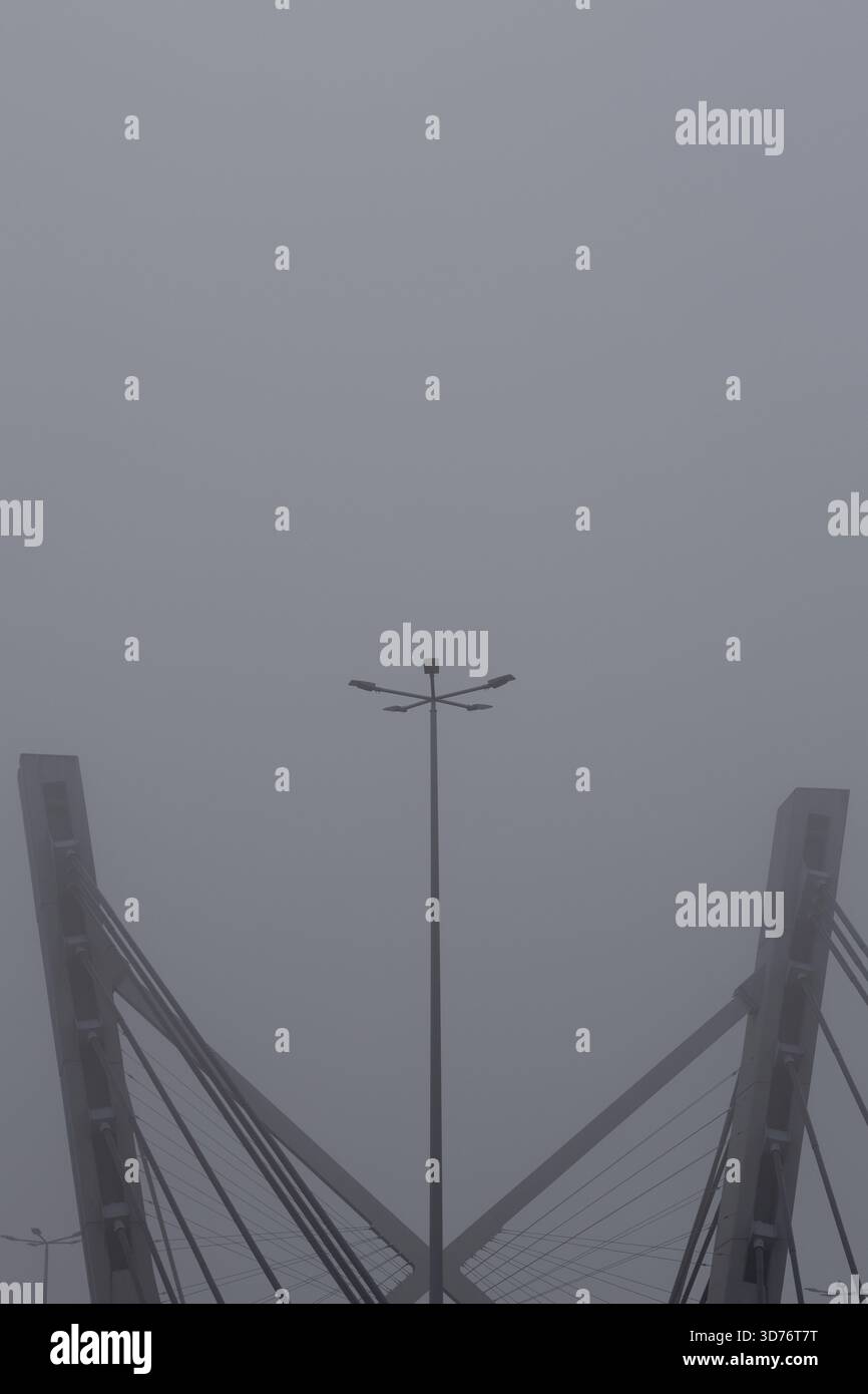 Brouillard sur la ville polonaise de ToruÅ„ noir et blanc Banque D'Images