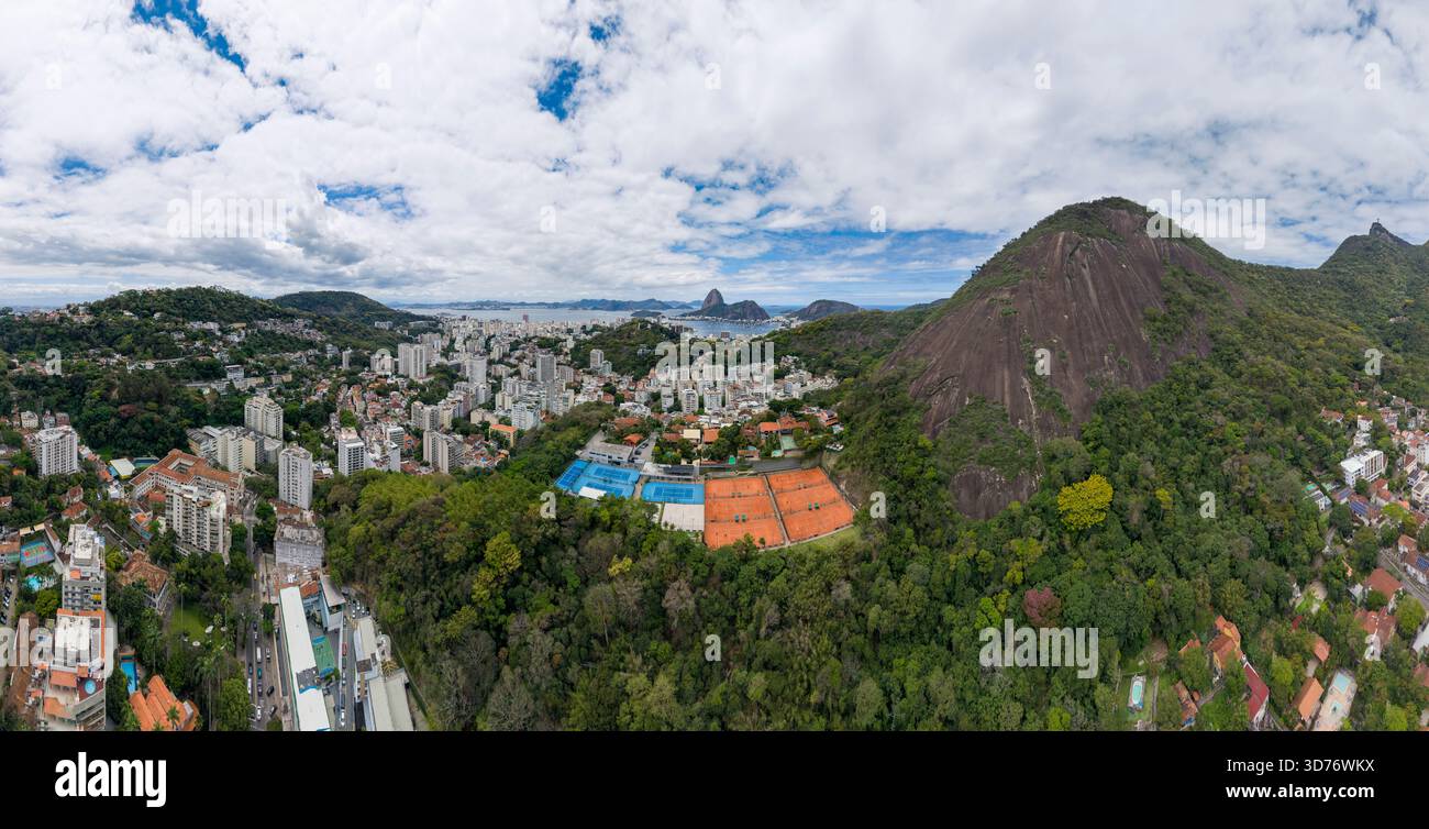 Belle vue aérienne sur les courts de tennis en club dans le quartier résidentiel Banque D'Images