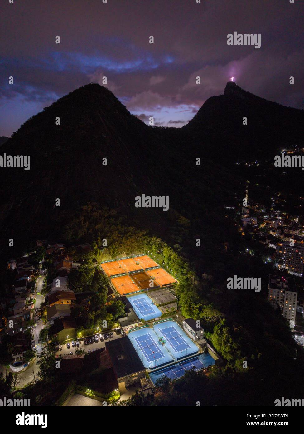 Belle vue aérienne sur les courts de tennis en club dans le quartier résidentiel Banque D'Images