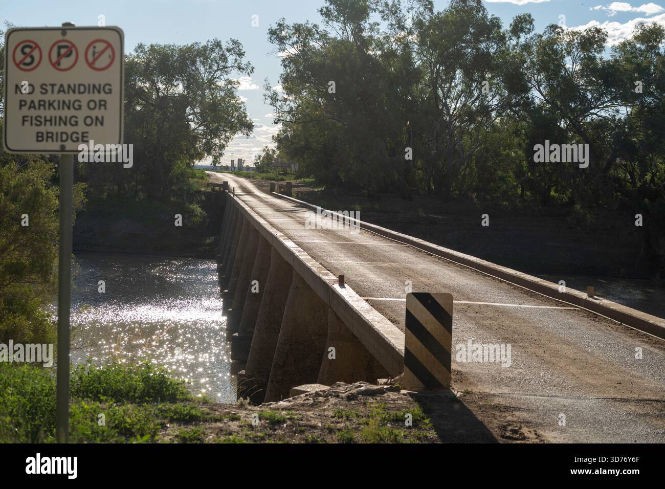 Pont en béton traversant Cooper's Creek, Windorah, Queensland, Australie Banque D'Images