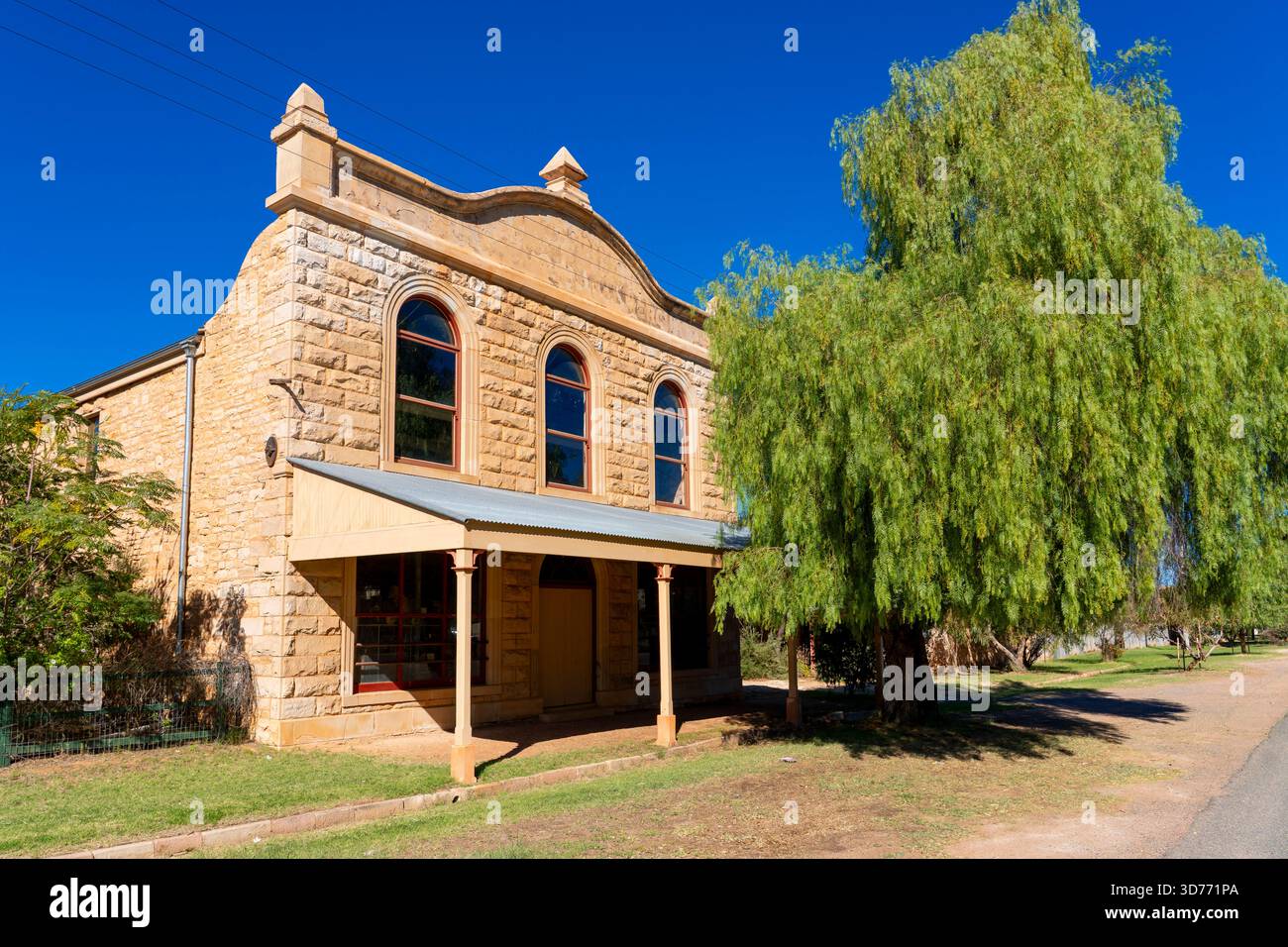 Cet entrepôt construit en 1870 à Wilcannia est conçu dans le style victorien Free Classical et a été utilisé par les premiers bateaux à aubes sur le Darling R. Banque D'Images