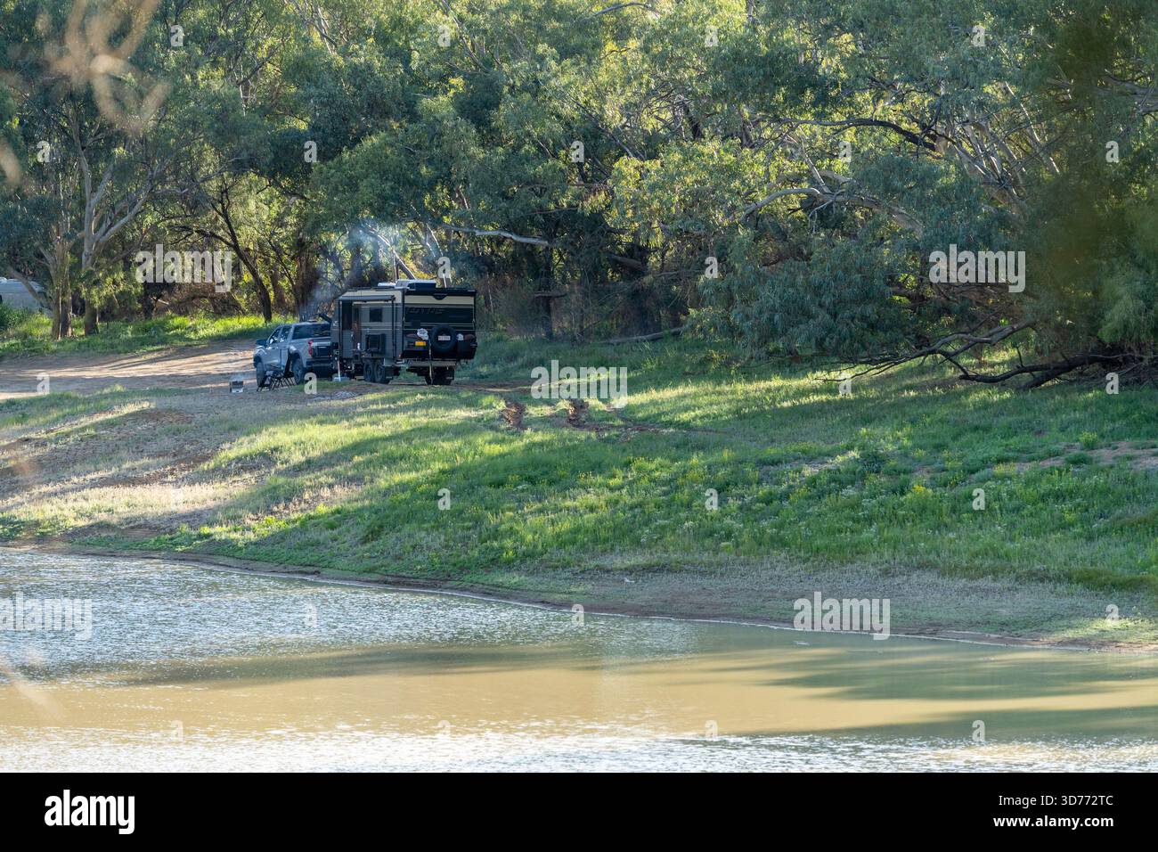 Campeurs près de Cooper's Creek, Windorah, Queensland, Australie Banque D'Images