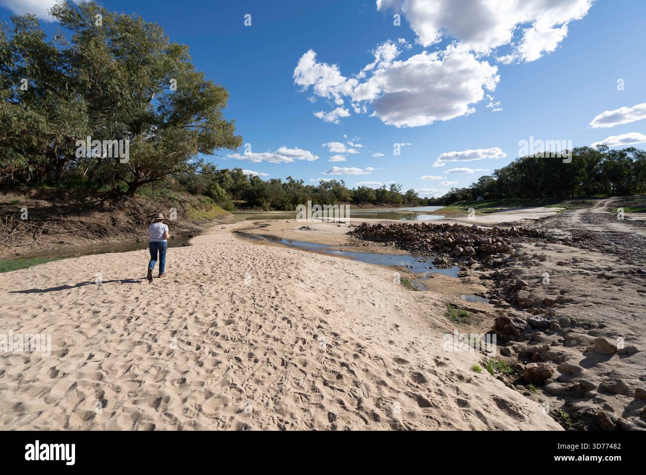 Personne marchant sur une plage de sable, Cooper's Creek, Windorah, Queensland, Australie Banque D'Images