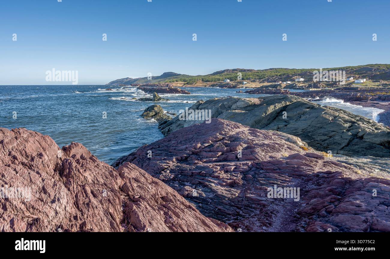 Des rochers et une vue lointaine des bâtiments de la communauté de Tickle Cove, Terre-Neuve-et-Labrador, Canada Banque D'Images