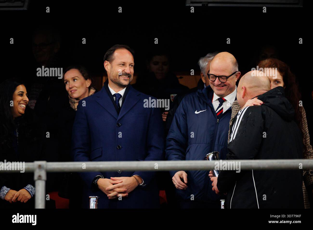 Oslo, Norvège. 23 novembre 2025. Haakon, prince héritier de Norvège, vu lors de la cérémonie de remise des prix de la finale de la Coupe féminine, Cupfinalen Kvinner 2025, entre Rosenborg et Vaalerenga au stade Ullevaal à Oslo. Crédit : Gonzales photo/Alamy Live News Banque D'Images