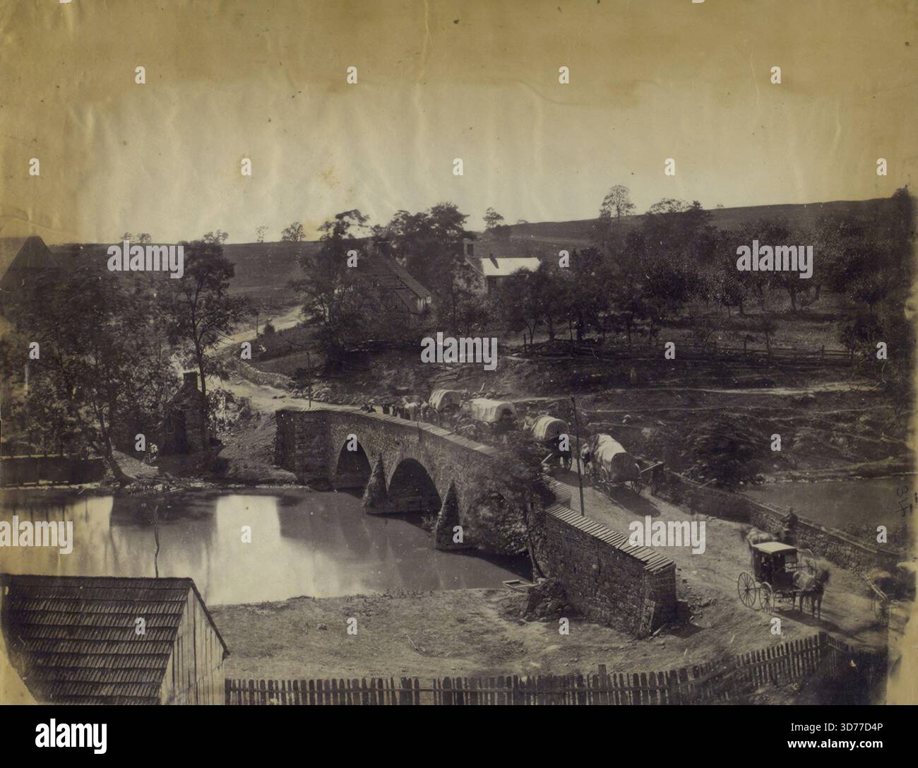 Pont d'Antietam sur la Boonsboro et Sharpsburg Turnpike, Maryland. Créée vers septembre 1862, la photographie fait partie des archives historiques des États-Unis pendant la guerre de Sécession (1861-1865). Il représente des chariots et des wagons sur le pont, mettant en valeur l'infrastructure de cette époque. L'image, une impression albumine, mesure 19 x 25 cm Banque D'Images