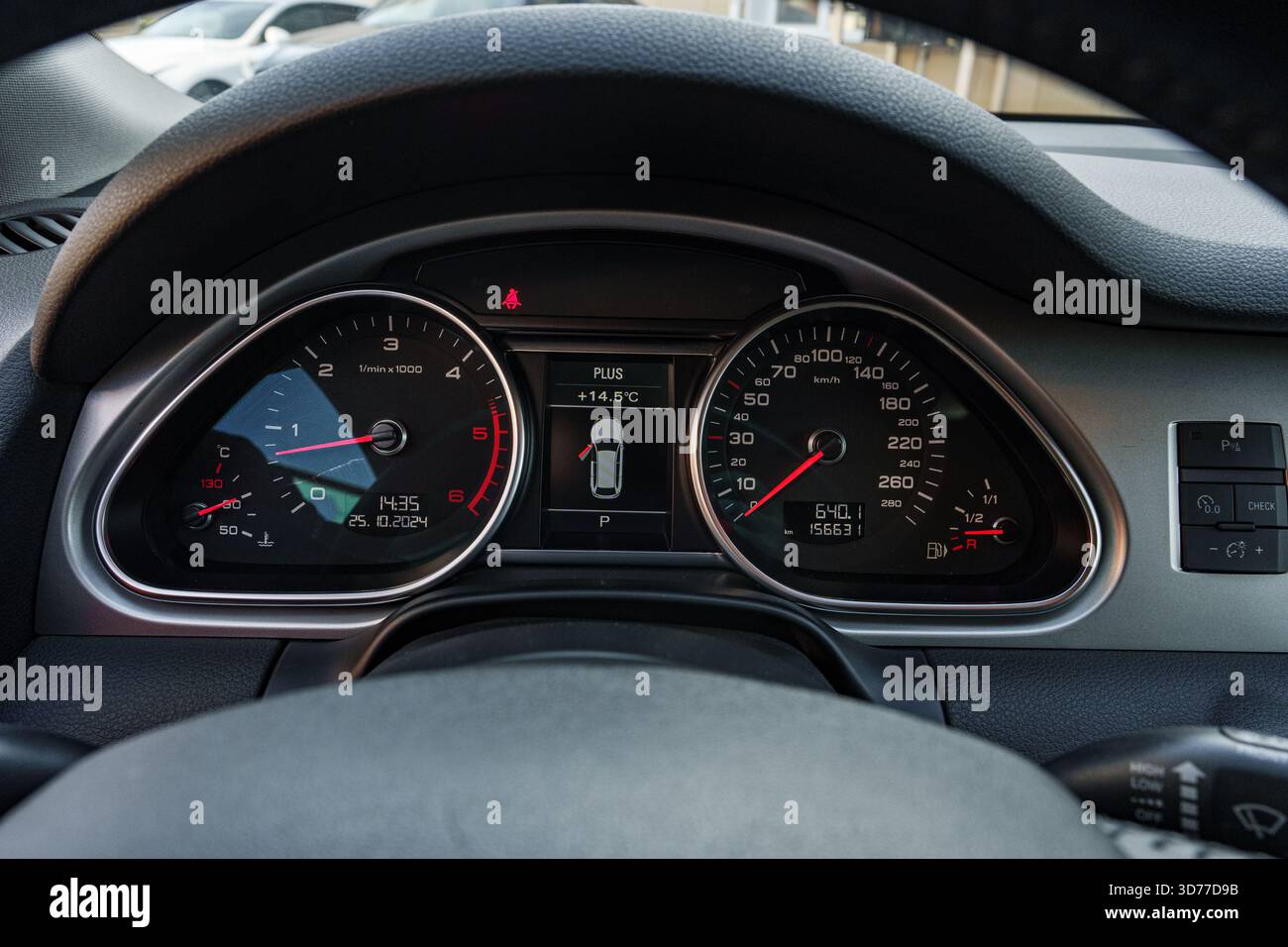Affichage du tableau de bord indiquant la vitesse, le régime et la température dans une voiture moderne Banque D'Images