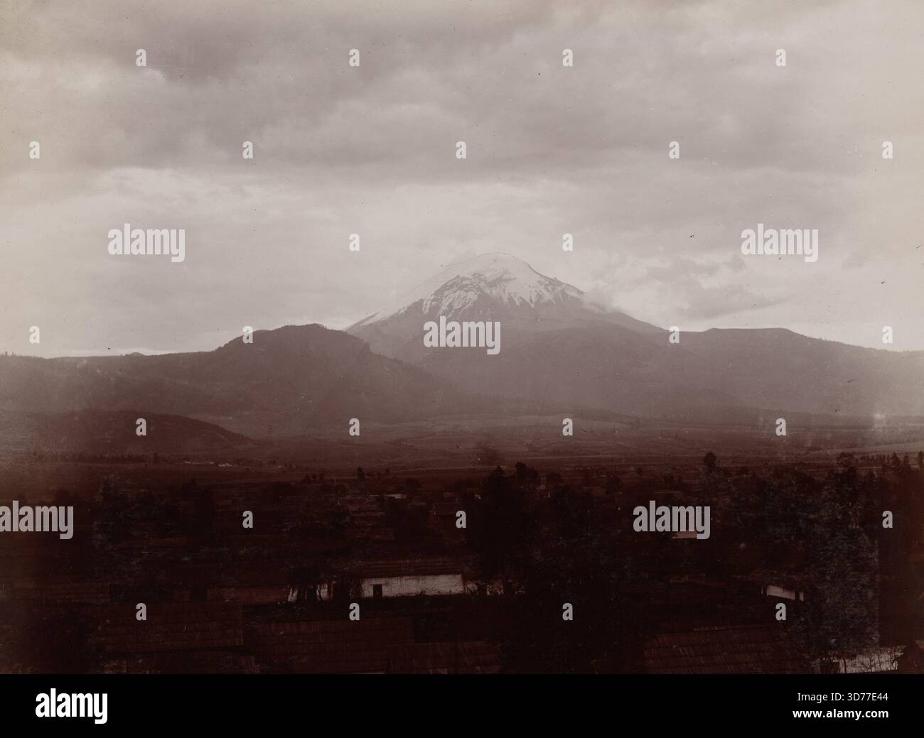Mount Popocatepetl, 1898, Mexique, impression argentée gélatineuse, tapis / 10 1/2 x 13 3/4 po. (26,7 x 34,9 cm Banque D'Images
