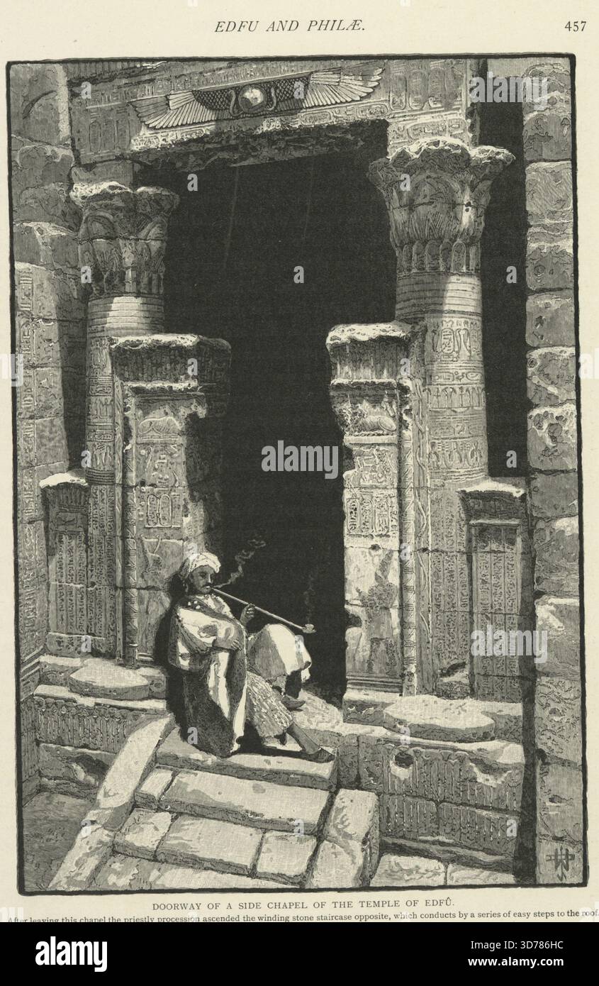 Porte d'une chapelle latérale du temple de Edfû, avec hiéroglyphes et bas-reliefs. La scène capture les détails architecturaux typiques de la conception égyptienne antique. La porte mène à un escalier en pierre sinueux, qui monte sur le toit. Créée par John Douglas Woodward entre 1881 et 1884, l'image mesure 24 x 16,5 cm. Publiée par D. Appleton à New York Banque D'Images