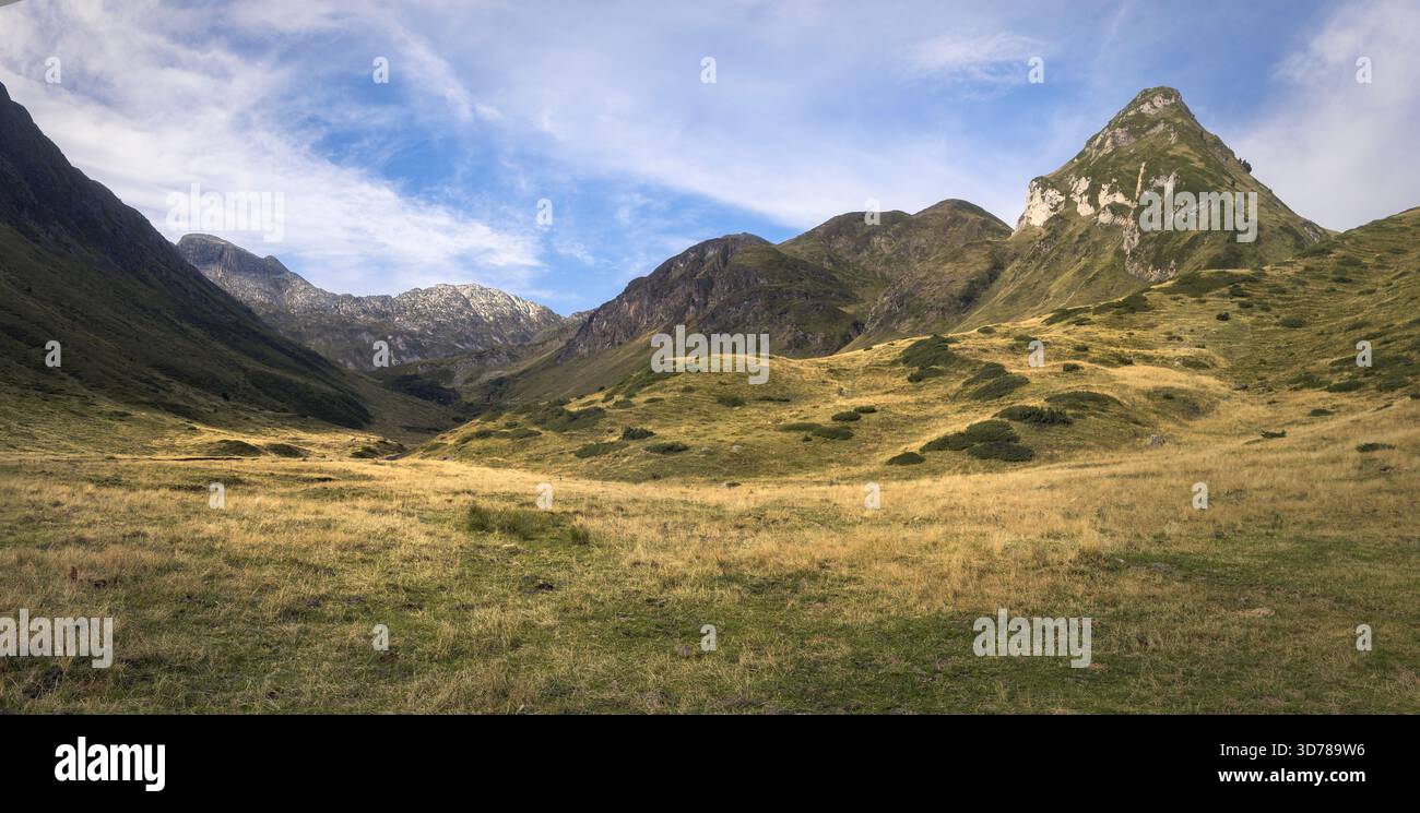 Collines ondulantes et sommets majestueux définissent le paysage d'Escunhau. La nature prospère dans cette vallée sereine, mettant en valeur la beauté étonnante de la Catalogne Banque D'Images