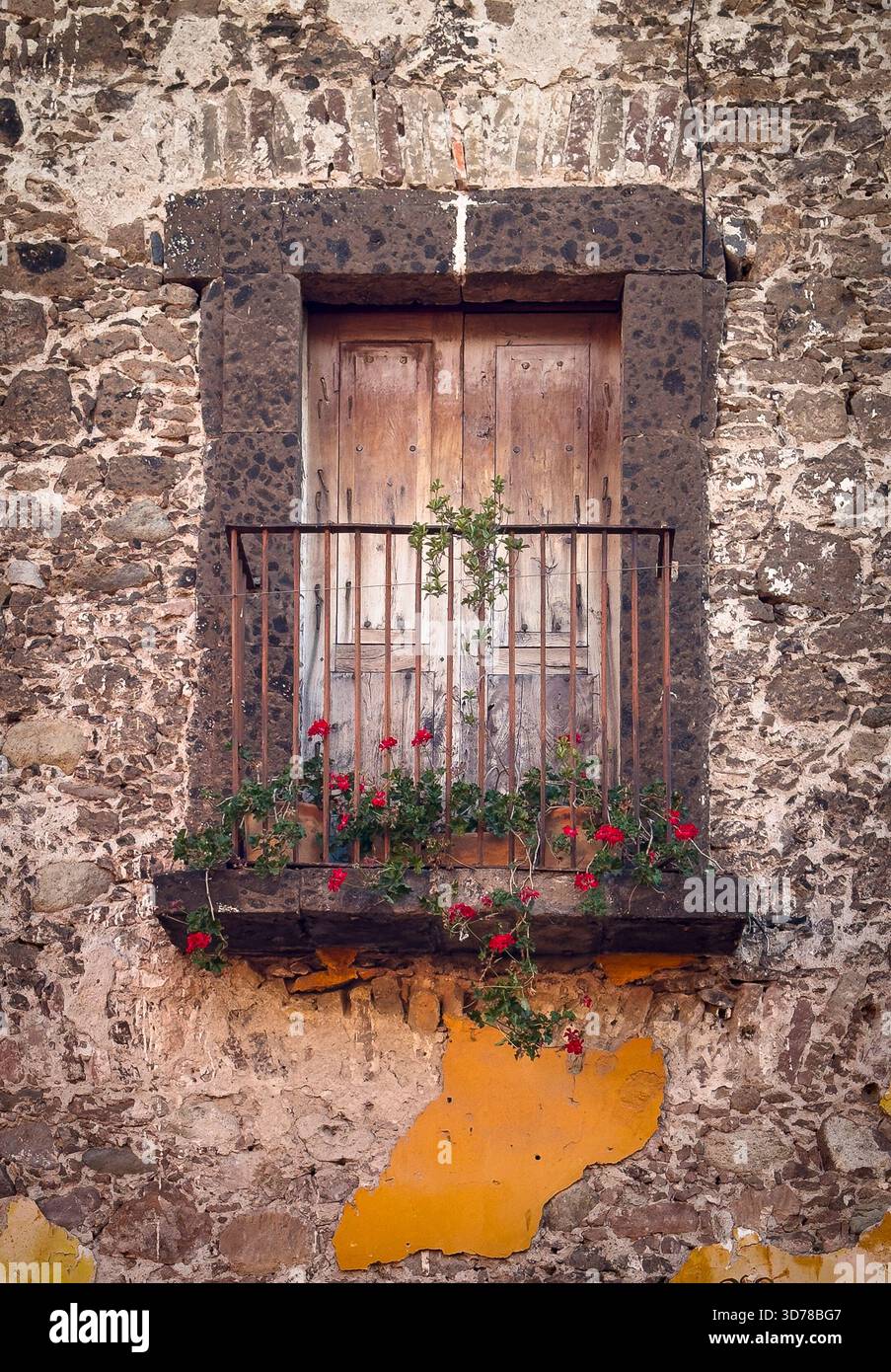 Fenêtre au-dessus de Yaruke, une boutique d'art folklorique mexicain à San Miguel de Allende, Mexique. - Image de stock capturée avec un smartphone