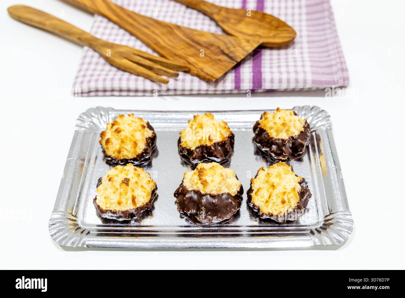 brioches à la noix de coco avec une base recouverte de chocolat Banque D'Images