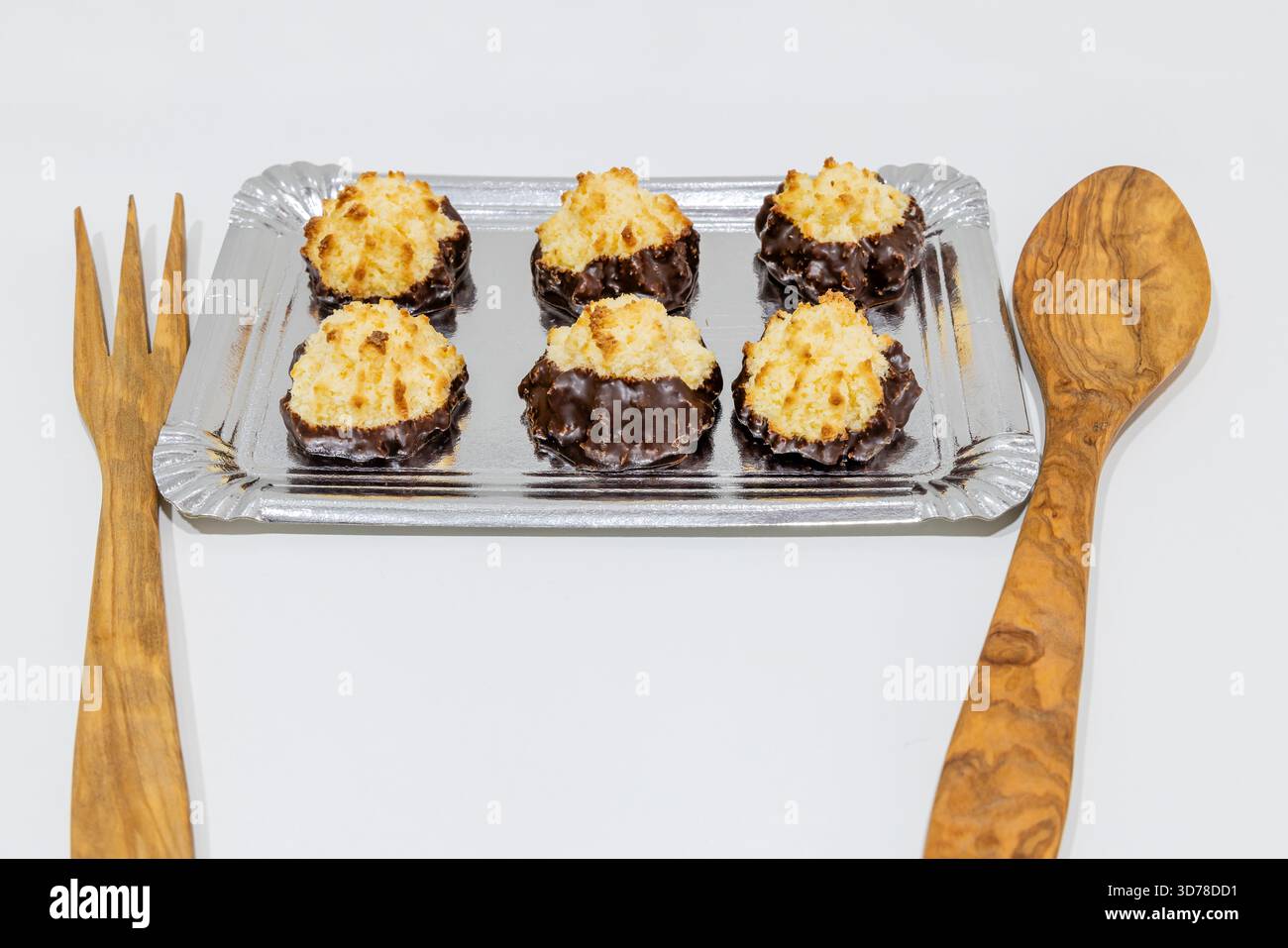 brioches à la noix de coco avec une base recouverte de chocolat Banque D'Images