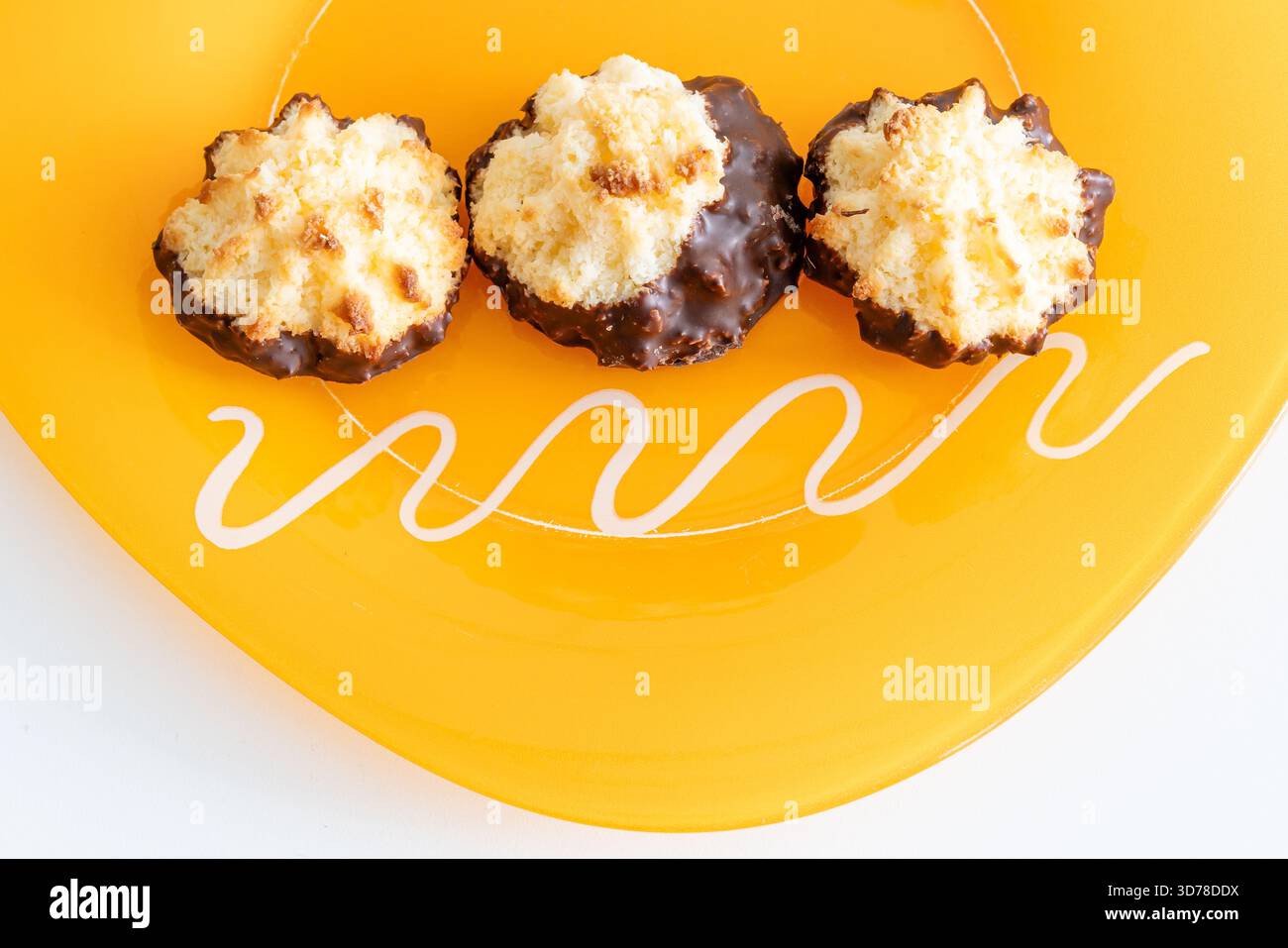 brioches à la noix de coco avec une base recouverte de chocolat Banque D'Images