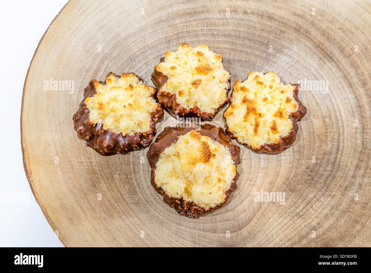 brioches à la noix de coco avec une base recouverte de chocolat Banque D'Images