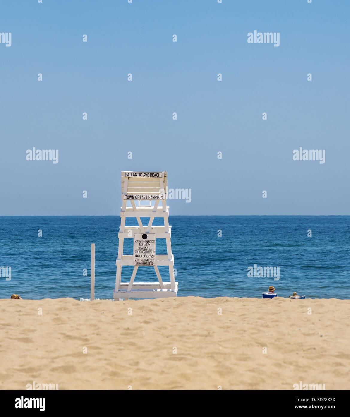 blanc vide garde-nageur stand et les sommets des têtes des amateurs de plage à atlantic avenue beach Banque D'Images