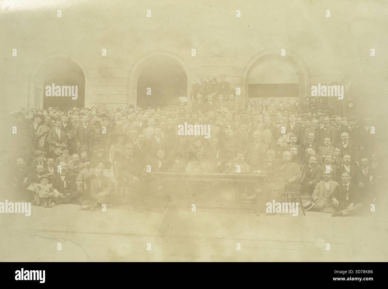 Tirage photographique représentant les participants à la conférence sur la fiscalité unique., 1800 - 1899. Concept d'impôt unique associé à Henry George (1839-1897)., 1 tirage photographique ; 19,5 x 25 cm Banque D'Images
