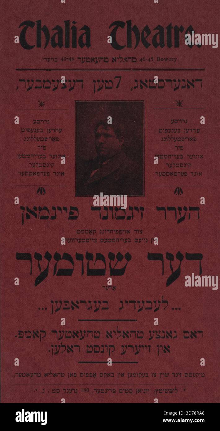 L'image est une affiche pour une production théâtrale yiddish intitulée 'Der shṭumer, oder, lebediḳ bagroben', publiée en 1899 par Y. Lipshiṭts à New York. L'affiche porte le titre alternatif 'Lebediḳ Bagroben' et est illustrée de couleurs vives et d'images dramatiques caractéristiques de la publicité théâtrale de cette époque. Les dimensions de l'affiche sont de 24 x 14 cm. La production est associée au Bowery Theatre de New York, soulignant son importance dans les arts juifs pendant cette période. L'affiche comprend des références au créateur, Z. Feynman (Zigmunṭ), qui est connu pour le sien Banque D'Images