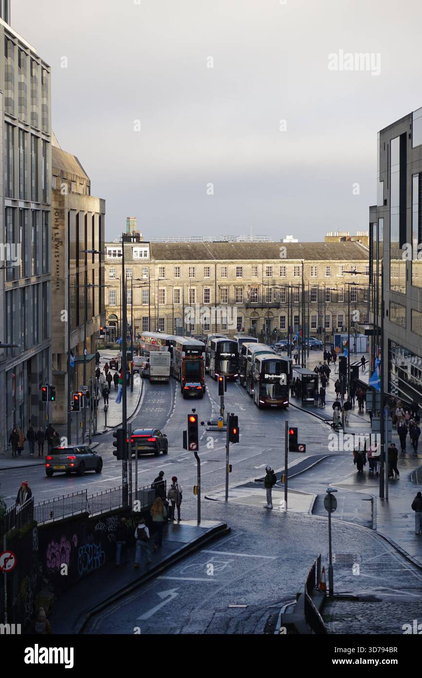 Scène de rue animée d'Édimbourg avec des tramways, des bus, des voitures et des piétons à un carrefour routier central sur un jour d'hiver humide.Édimbourg, Écosse Banque D'Images