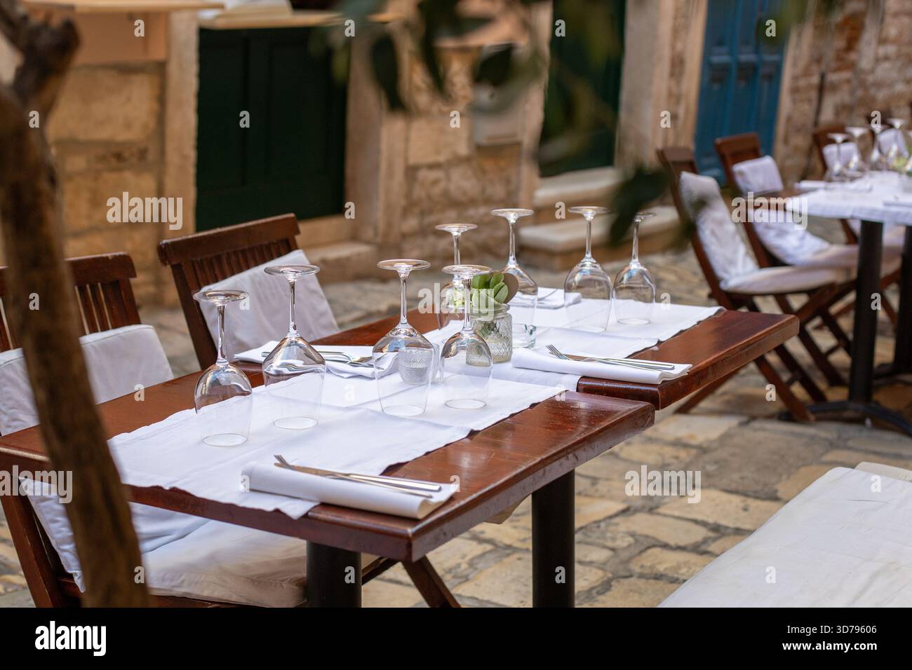 Cadre élégant pour dîner en plein air avec verrerie dans un charmant restaurant méditerranéen Banque D'Images