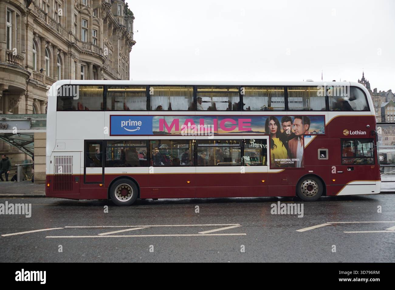 Bus à impériale Lothian avec une publicité Prime Video "Malice" dans le centre d'Édimbourg un jour de pluie.Édimbourg, Écosse Banque D'Images