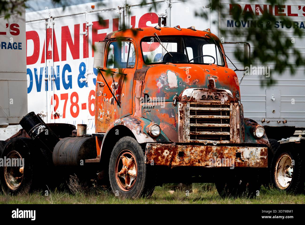 Ce tracteur-remorque abandonné et altéré du milieu du siècle repose dans une junkyard du désert le long de l'historique route 66 des États-Unis en Arizona. Banque D'Images