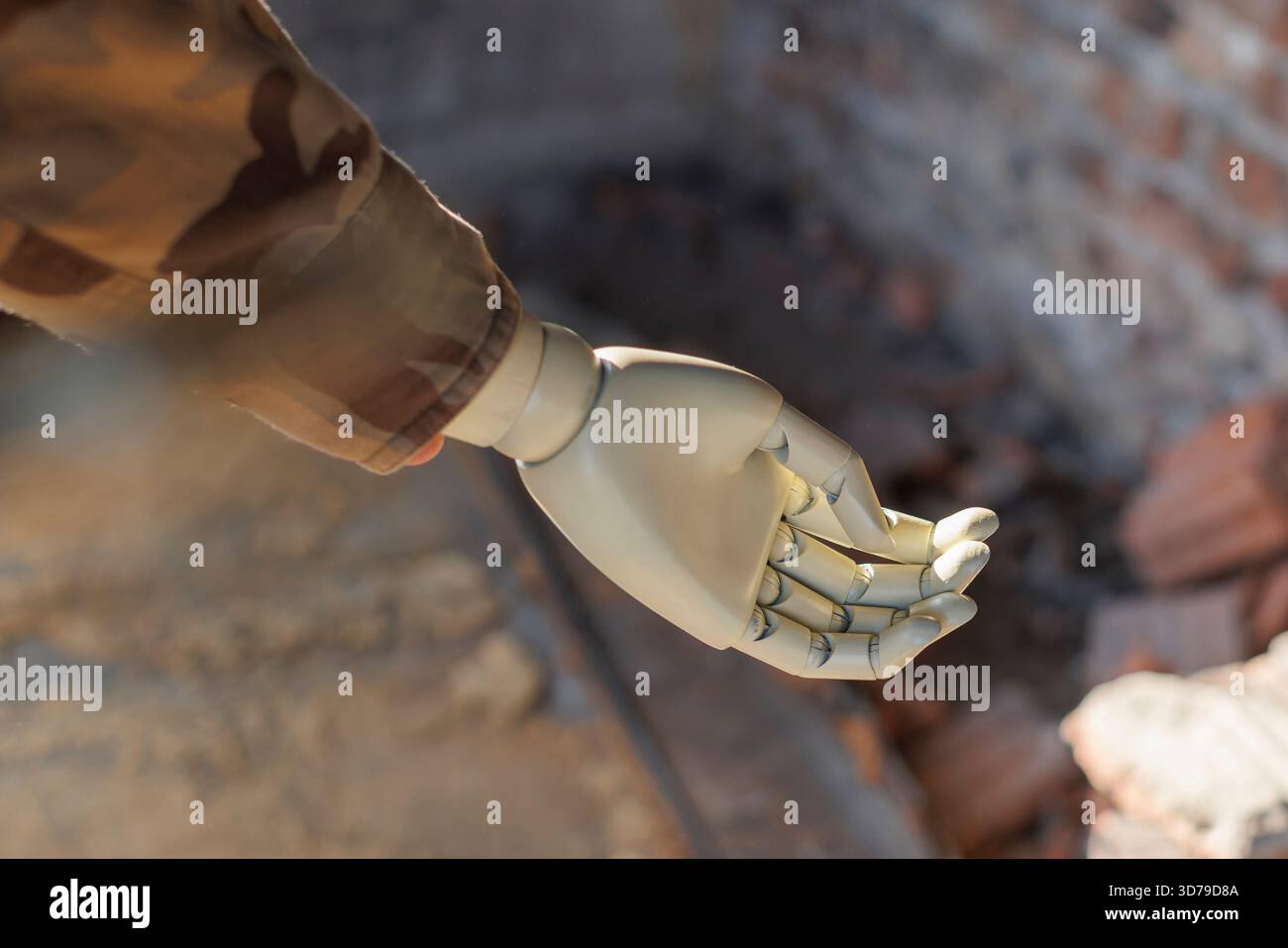 les soldats arment avec une main prothétique dans un bâtiment en ruine Banque D'Images