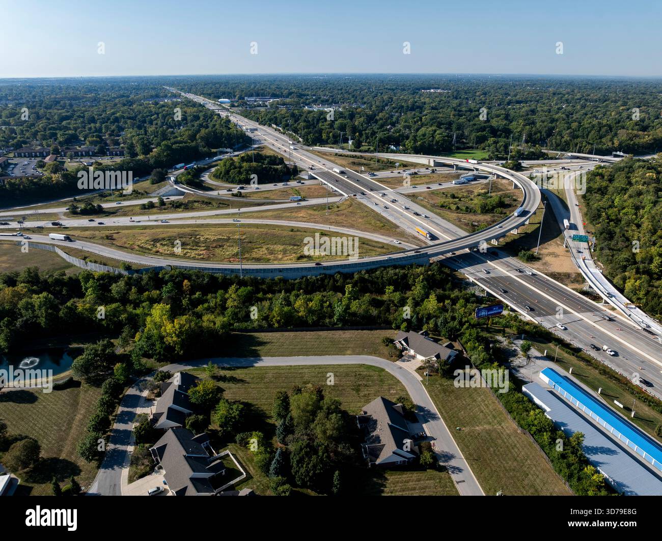 Cette antenne de début de matinée montre l'échangeur complexe entre l'Interstate 65 et les Interstates 465, 74 et 69 à Indianapolis, Indiana. Banque D'Images