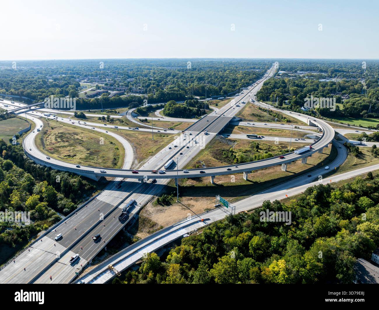 Cette antenne de début de matinée montre l'échangeur complexe entre l'Interstate 65 et les Interstates 465, 74 et 69 à Indianapolis, Indiana. Banque D'Images
