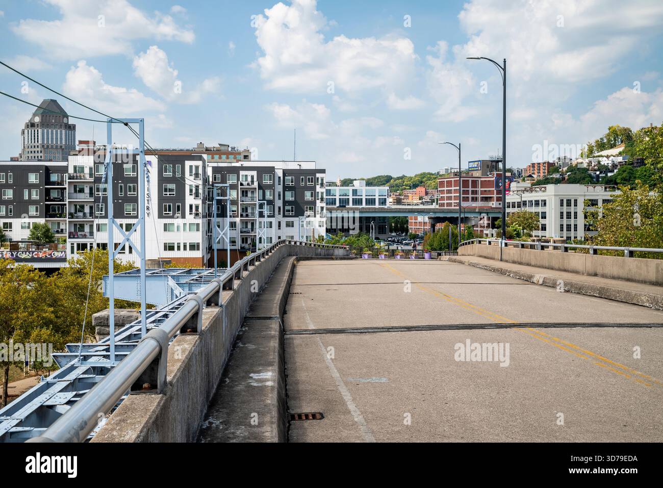 L'accès routier au Purple People Bridge, un pont à treillis historique sur l'Ohio River entre Cincinnati, Ohio et Newport, Kentucky. Banque D'Images