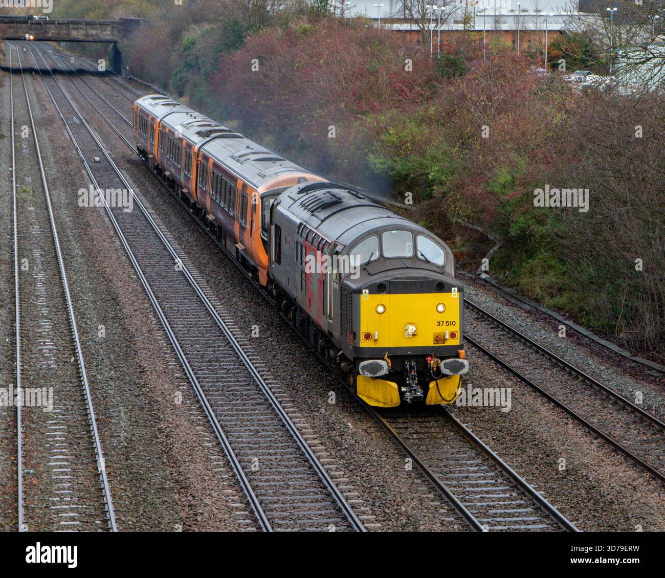 Sunnyhill, Royaume-Uni, 24, novembre 2025 : locomotive diesel de classe 37 37510 transportant des unités de transport de passagers de la West Midlands Railway le long d'une ligne principale du Royaume-Uni sur an Banque D'Images