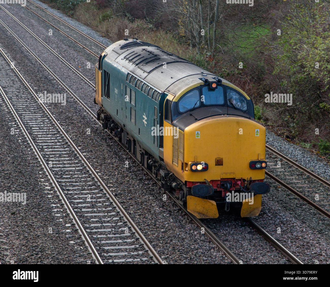 Sunnyhill, Royaume-Uni, 24, novembre 2025 : locomotive diesel British Rail Class 37 37610 fonctionnant sur une ligne principale britannique. Une scène ferroviaire détaillée Banque D'Images