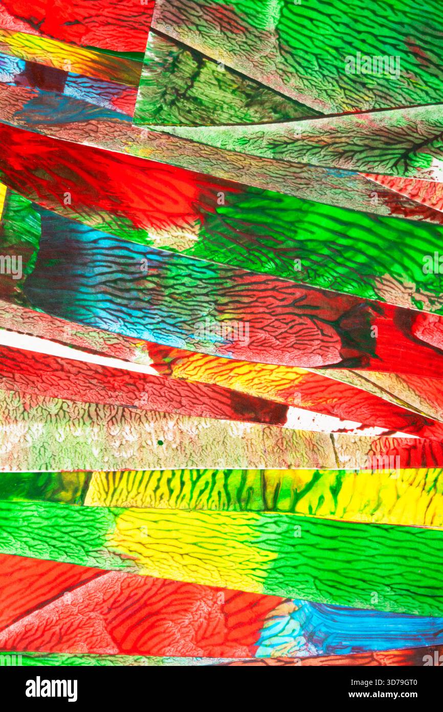 Texture de peinture acrylique abstraite épaisse vibrante avec des éclaboussures de lignes Banque D'Images