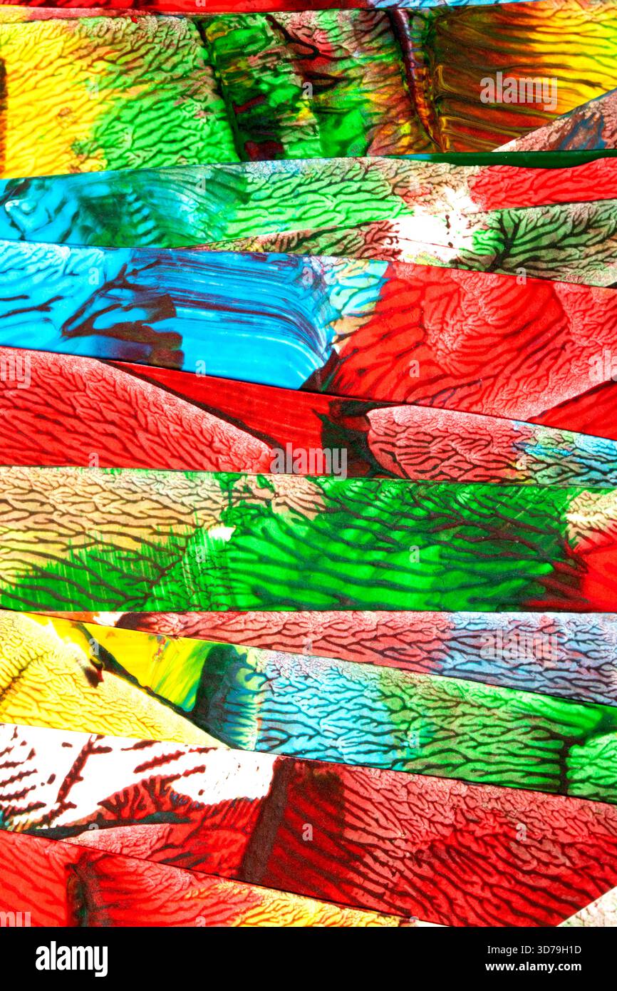 Texture de peinture acrylique abstraite épaisse vibrante avec des éclaboussures de lignes Banque D'Images