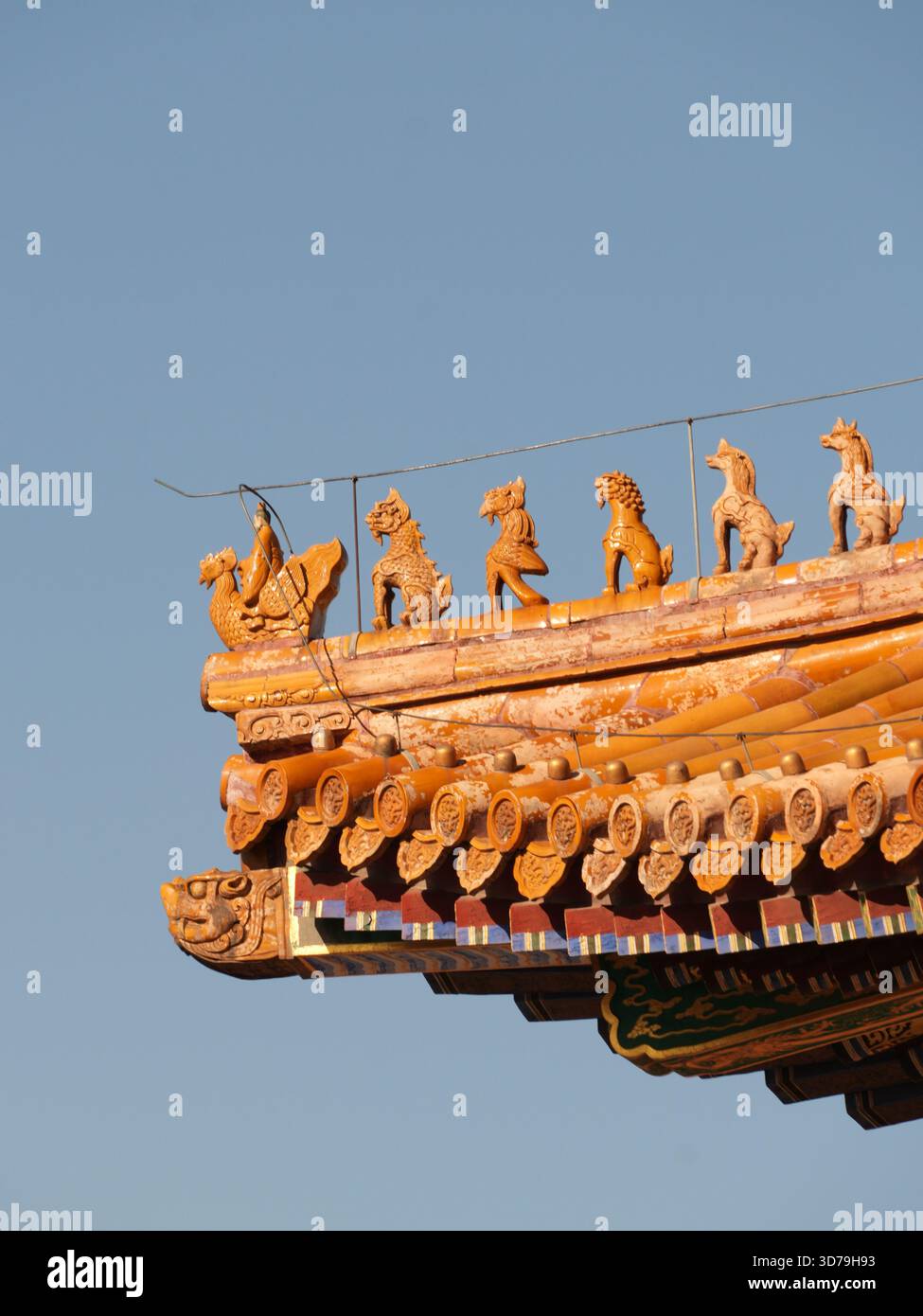 Vue de tuiles ornées et de créatures mythiques montent la garde contre un ciel bleu, une fusion de culture et de ciel, Pékin, Pékin, Chine. Banque D'Images