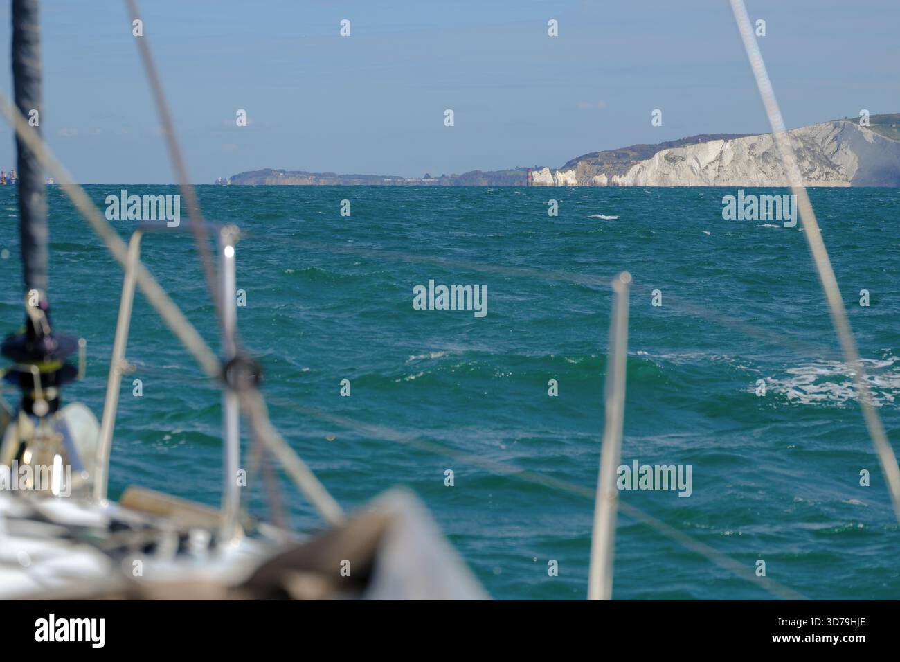23 SEPT. 2025 - aiguilles, Île de Wight, Royaume-Uni - les aiguilles et le phare sur la pointe ouest de l'île de Wight au Royaume-Uni, vus depuis le pont d'un A. Banque D'Images