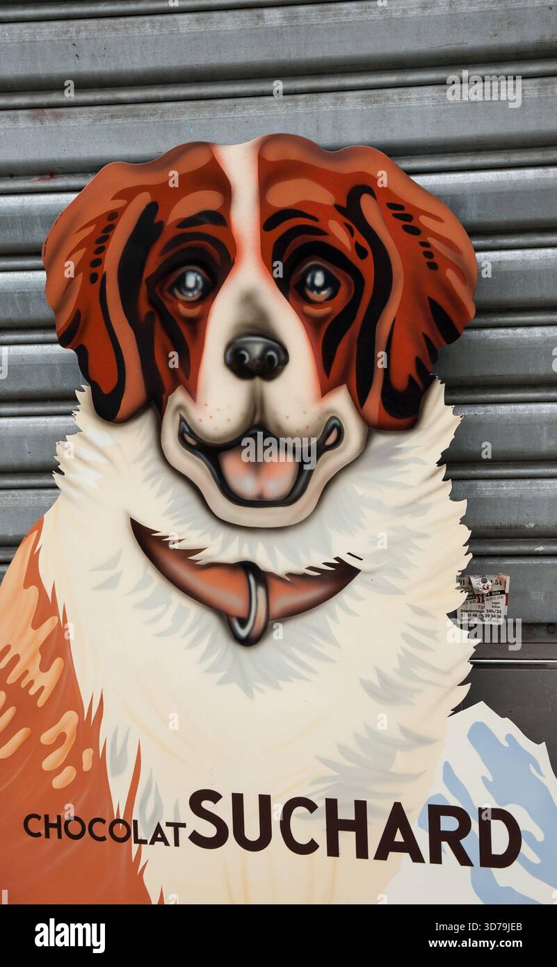 PARIS - 10 MARS : panneau de chocolat vintage Suchard au marché aux puces vu le 10 mars 2013 à Paris, France. Chocolate Suchard est une société suisse de chocolat Banque D'Images