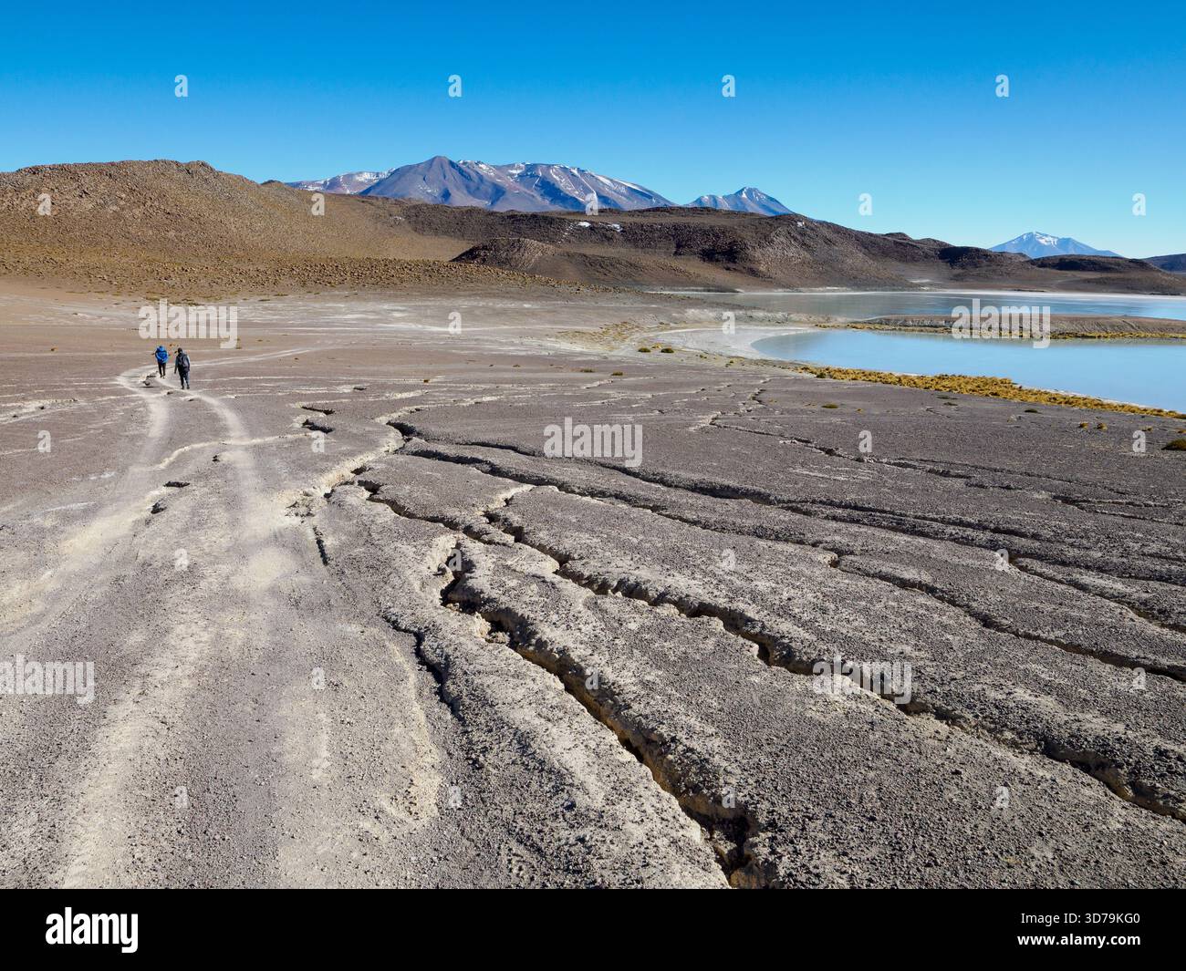 Deux personnes descendant à Laguna Honda ou Deep Lake est en réalité un lac salé peu profond dans le haut altiplano des Andes boliviennes Banque D'Images