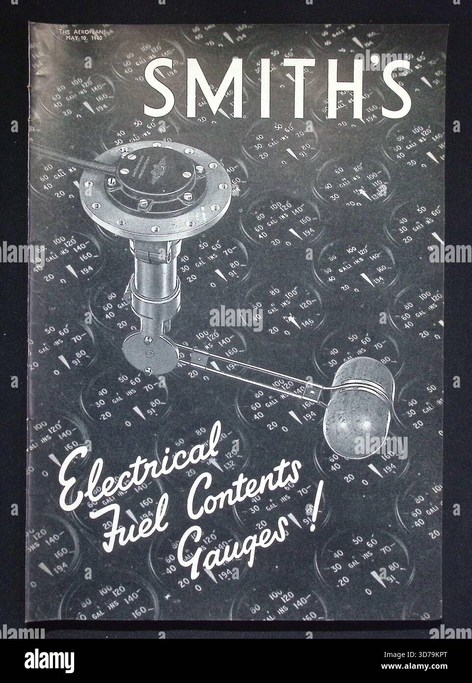 Publicité originale de 1940 montrant les jauges de carburant électriques de Smith utilisées dans les instruments d'aéronef. L'illustration présente un transmetteur de niveau de carburant avec un bras flottant et plusieurs cadrans d'arrière-plan indiquant les quantités de carburant en gallons et en pouces. La publicité met l'accent sur la mesure précise du carburant électrique pour l'aviation au début de la seconde Guerre mondiale. Banque D'Images