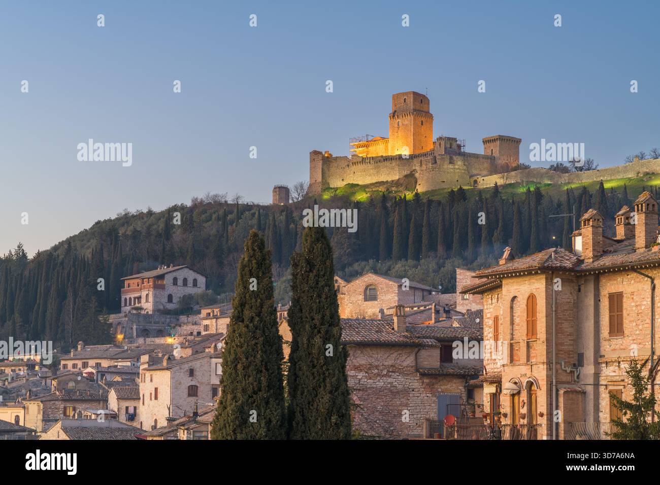 Assise, Italie vues sur le toit avec Rocca Maggiore à l'heure bleue. Banque D'Images