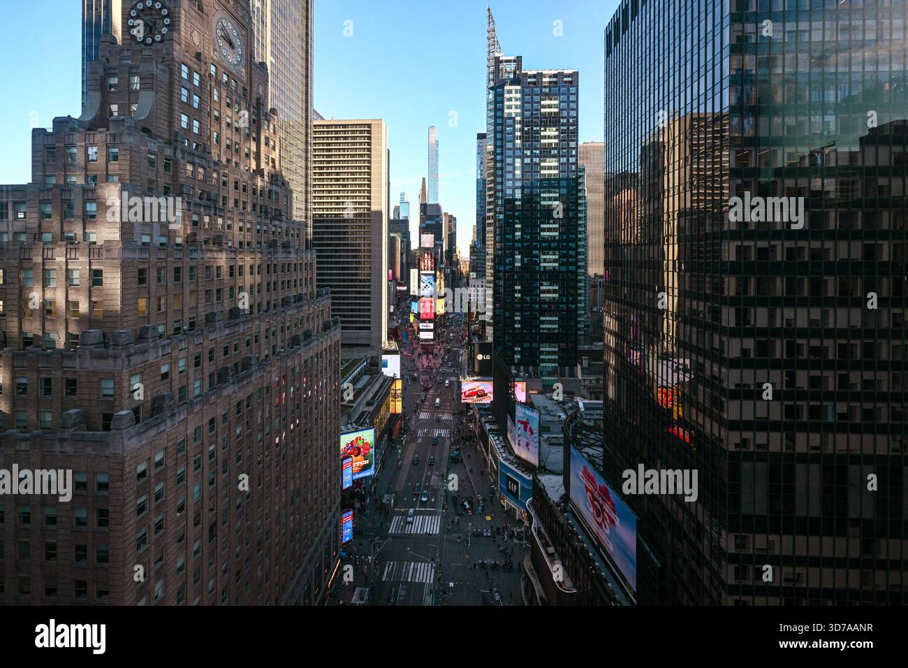 Une vue de Times Square le 24 novembre 2025 à New York. Banque D'Images
