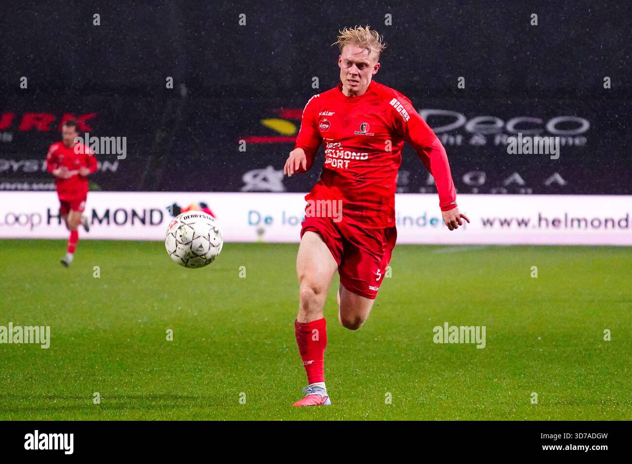 Helmond, pays-Bas. 24 novembre 2025. HELMOND, PAYS-BAS - 24 NOVEMBRE : Thomas Poll de Helmond Sport court avec le ballon lors du match néerlandais Keuken Kampioen Divisie entre Helmond Sport et Jong Ajax au GS Staalwerken Stadion le 24 novembre 2025 à Helmond, pays-Bas. (Photo de Gabriel Calvino Alonso/Orange Pictures) crédit : Orange pics BV/Alamy Live News Banque D'Images