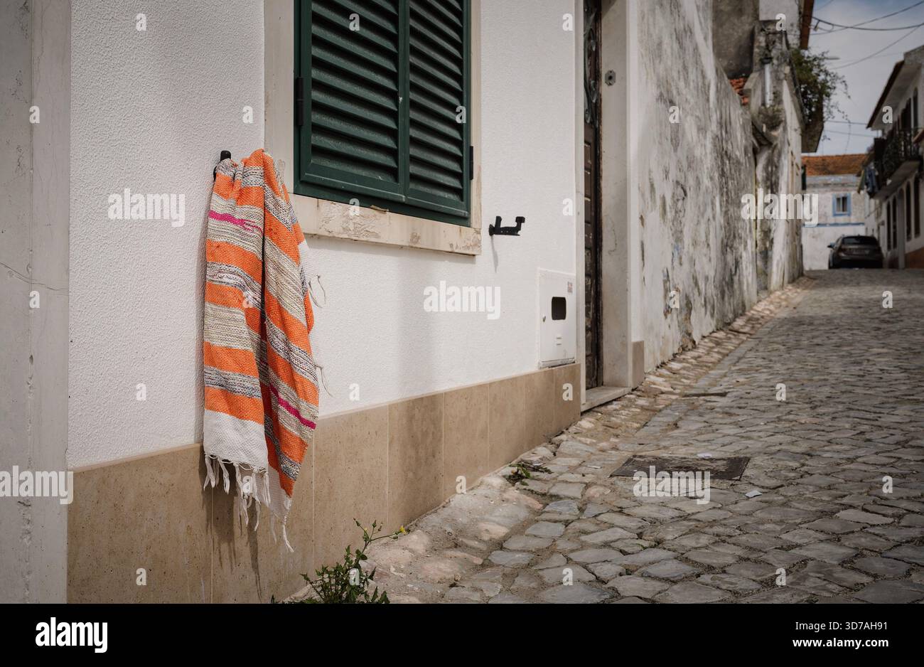 Un petit tapis pend pour sécher dans une ruelle à Nazaré, Portugal Banque D'Images