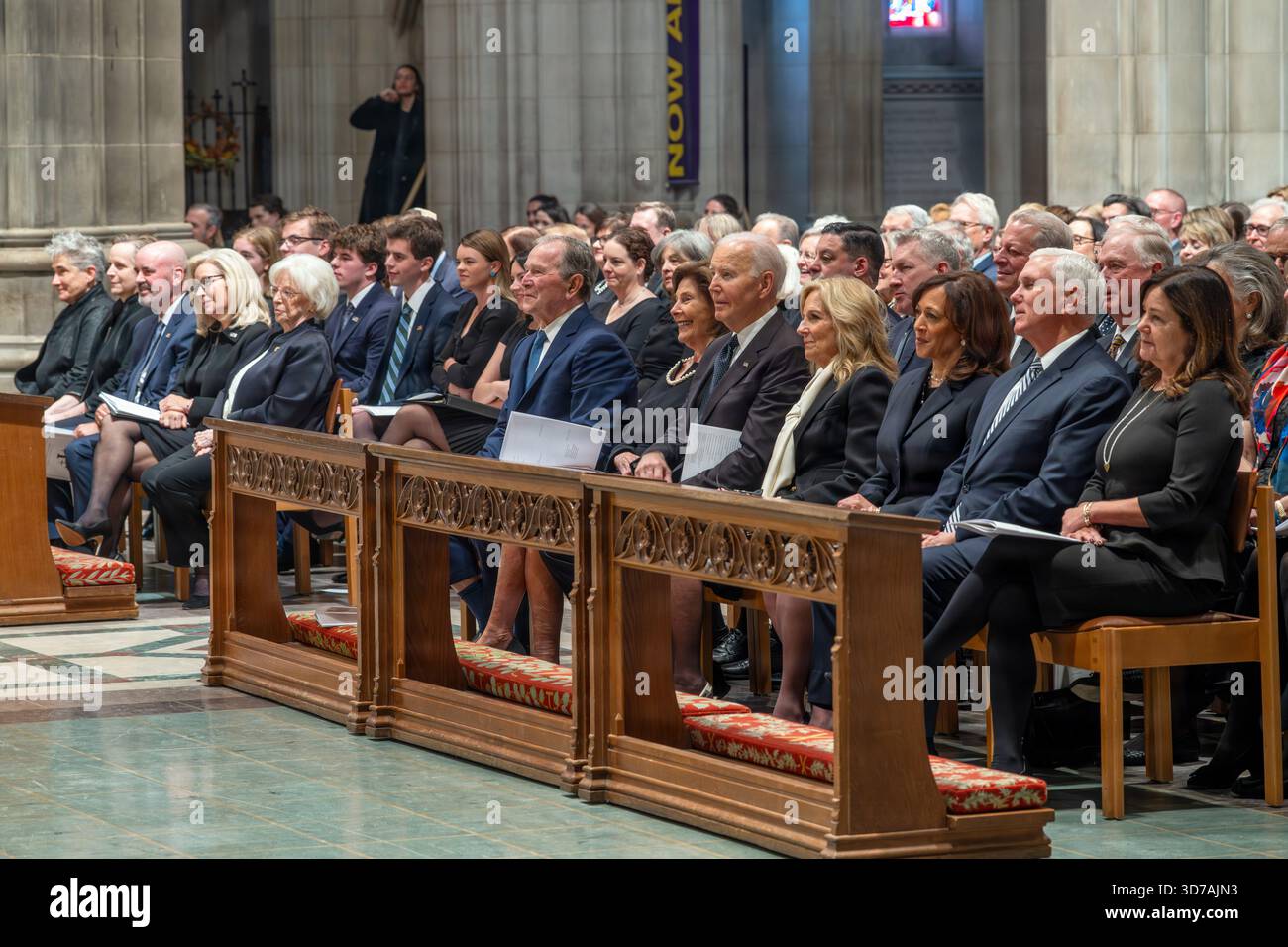Washington, États-Unis d'Amérique. 20 novembre 2025. Les anciens présidents, George W. Bush avec Laura Bush et Joe Biden avec Jill Biden, rejoignent les dignitaires invités, lors des funérailles de l'ancien vice-président Dick Cheney à la cathédrale nationale de Washington, le 20 novembre 2025 à Washington, D.C. Cheney a été le 46e vice-président de 2001 à 2009 et le 17e secrétaire américain à la Défense de 1989 à 1993. Crédit : Christopher Kaufmann/U.S. Photo de l'armée/Alamy Live News Banque D'Images